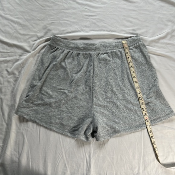 NWOT Old Navy Grey Logo-Graphic Sweat Shorts for Women, Extra Large, 2 pockets - Picture 9 of 9